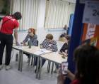 Una persona vota durante las elecciones presidenciales, legislativas y regionales este domingo en Sao Paulo.