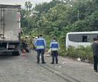 Camión y bus involucrados en el accidente de tránsito.