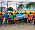 En defensa de sus fuentes de ingreso y el turismo local, unos 80 garífunas de Cayos Cochinos y Nueva Armenia en Jutiapa, se manifestaron en La Ceiba para pedir la mediación del Gobierno y evitar que el <i>reality show</i> de vaya de la zona.