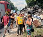 Personas llegan a la escena del accidente en Choloma, Cortés.