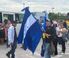 Cientos de simpatizantes del expresidente Juan Orlando Hernández esperan su llegada este domingo 26 de julio en las afueras del Aeropuerto Internacional de Palmerola, en Comayagua.