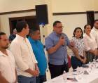 Siete regidores de la actual Corporación Municipal participaron ayer en la reunión que se celebró en la Cámara de Comercio de El Progreso, y se declararon unidos contra la ajuste a la tasa municipal. El alcalde Alexander López no llegó al encuentral cual fue invitado. Taxistas anuncian que protestas siguen, pese a dirigentes afectados y hasta hospitalizados a causa del gas lacrimógeno que les lanzaron.