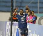 Romario da Silva celebrando su primer gol en la Liga Nacional con el Motagua.