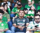 Aficionados del Marathón instalados en el sector de silla del estadio Morazán.