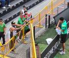 Aficionados del Marathón presentes en el estadio Alejandro Morera Soto junto al defensor Kenny Bodden.