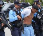 Momentos de la captura de alias “Little Soldier”, supuesto miembro de la Pandilla 18, en Chamelecón.