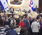 Diputados de Libre interrumpen la sesión en el Congreso Nacional al hacer sonar silbatos durante la lectura del informe de la comisión de juicio político.