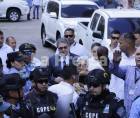 Hernández llegó acompañado de familiares y afirmó que acudía voluntariamente para enfrentar el proceso judicial en su contra.