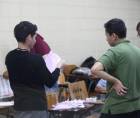 Miembros de la Junta Receptora de Votos (JRV) realizan el conteo de votos.