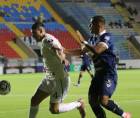 José Alejandro Reyes del Motagua en la disputa del balón.