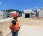 La construcción hospitalaria fue dividida en 33 contratos, dentro de un esquema más amplio de 47 adjudicaciones. En lugar de una obra unificada, la SIT optó por dividir cada componente del proyecto en múltiples contratos independientes.