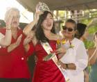 Seydi Loani Cantarero durante su coronación como Reina Centenario de la jornada vespertina.
