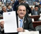 La iniciativa presentada por José Jaar contempla una modificación específica a la normativa que regula los colores de la Bandera Nacional.