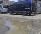 Una de las principales calles por donde transitan unidades de transporte público y vehículos particulares se ha convertido en un dolor de cabeza para los conductores debido al creciente deterioro de la vía.