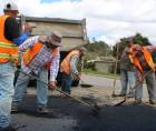 Trabajadores de la SIT en labores de bacheo en una carretera nacional.