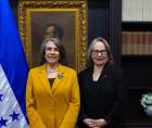 <b>Mireya Agüero junto a </b>Rosa de Lourdes Paz Haslam como Embajadora de Honduras ante la República de Chile.