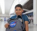 El niño hondureño André Enoc Mejía, de 10 años, participará del 1 al 7 de junio en un campamento internacional de formación en el Centro Espacial Kennedy de la NASA (Administración Nacional de Aeronáutica y del Espacio, de Estados Unidos). Este 30 de mayo viajó acompañado de su madre.