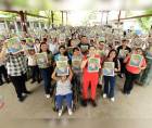 Estudiantes del centro Lila Luz de Maradiaga muestran con entusiasmo el primer fascículo de la tercera edición de Mente Sana.