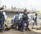 Agentes policiales desalojaron a manifestantes que bloquearon este viernes ambas trochas del puente <b>La Democracia, en El Progreso</b>, Yoro, tras protestas contra el aumento a la tasa vehicular municipal.