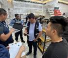 Mientras la Alcaldía capitalina investiga 70 negocios por denuncias de comerciantes locales, Migración desarrolla controles sobre la permanencia legal de ciudadanos chinos en establecimientos comerciales y una obra hospitalaria