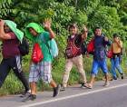 Diez adolescentes hondureños permanecen bajo protección estatal, mientras los migrantes continúan avanzando en pequeños grupos hacia la frontera con México. Algunos han optado por avanzar en autobuses, a jalón y algunos pocos caminando.