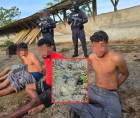 Un arsenal de armas de alto poder, varias de ellas ocultas bajo tierra, fue decomisado durante un operativo ejecutado por la Policía Nacional y las Fuerzas Armadas en el Valle de Leán, municipio de Arizona, Atlántida, donde además fueron capturadas siete personas presuntamente vinculadas con la masacre de 19 personas ocurrida en la comunidad de Rigores, departamento de Colón.