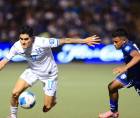 Luis Palma en la disputa de la pelota ante jugador de Nicaragua.