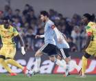 Messi jugando hoy su partido de despedida con la selección argentina en el amistoso contra la modesta Benín.