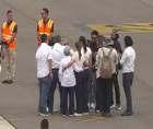 El expresidente Juan Orlando Hernández se abraza con su esposa Ana García, sus hijas y familiares más cercanos tras descender de la aeronave en la pista del Aeropuerto Internacional de Palmerola.