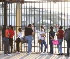 Un grupo de personas buscan empleo en San Pedro Sula con su hoja de vida en mano.