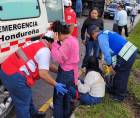 Cuerpo de la Cruz Roja Hondureña atienden a varios de los afectados del accidente.