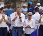 El expresidente Juan Orlando Hernández junto a su familia tras su llegada a Honduras el pasado 31 de julio.