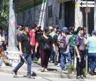 Los aspirantes llegaron desde tempranas horas y formaron filas afuera de las oficinas de la Secretaría de Trabajo, ubicadas en Plaza Centro, primera calle de San Pedro Sula, con la esperanza de conseguir un empleo que les permita mejorar los ingresos de sus familias.
