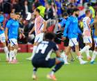 Jugadores de Croacia celebrando el triunfo ante el lamento de los panameños tras la caída sufrida en Toronto, Canadá.