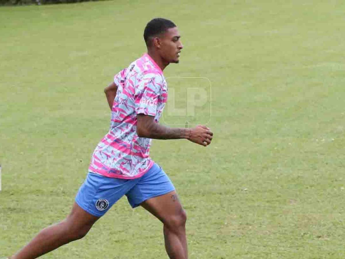 Joseph Rosales se puso la camiseta del Motagua y realizó la práctica.