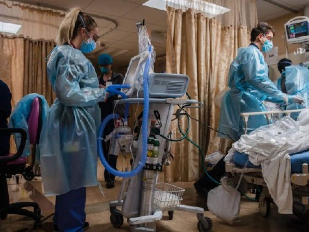 'Demasiado tarde': Pacientes ruegan por vacuna antes de morir por covid, revelan médicos
