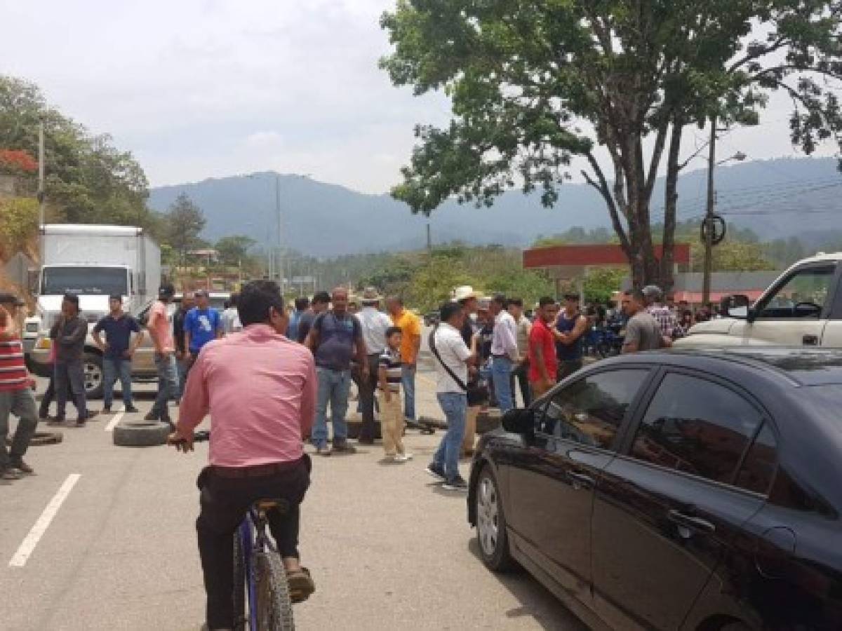 Pobladores de Olancho se toman una calle en protesta por apagones