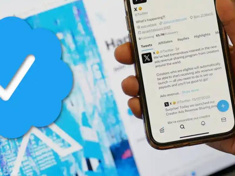 La red social X restablece gratuitamente la insignia azul de verificación