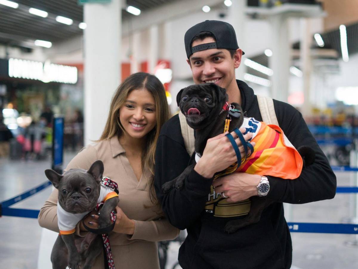 Mauricio Dubón llegó acompañado por su esposa Nancy Herrera y dos mascotas.