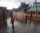 Personal de Copeco realiza labores de inspección y desagüe en un sector inundado del Distrito Central tras las fuertes precipitaciones. Fotografía de Copeco.