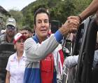 Fotografía cedida por el comité de campaña del Partido Liberal de Honduras de su candidato a la Presidencia, Salvador Nasralla, durante una visita ayer, en el municipio San Antonio de Flores, en el departamento de El Paraíso. EFE
