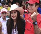 Fotografía cedida por el comité de campaña del Partido Liberal de Honduras de su candidato a la Presidencia, Salvador Nasralla (d), durante una visita ayer sábado en el municipio San Antonio de Flores en el departamento del Paraíso (Honduras). EFE/ Partido Liberal.