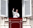 El papa León XIV dirige su oración del Ángelus desde la ventana de su oficina con vistas a la Plaza de San Pedro, Ciudad del Vaticano, 1 de enero de 2026.