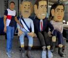 Luis Lagos, en su taller de tapicería, junto a las figuras del presidente electo de Honduras, Nasry 'Tito' Asfura, y de los candidatos presidenciales Salvador Nasralla y Rixi Moncada, representadas en monigotes elaborados por artesanos este martes, en Tegucigalpa (Honduras).