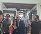 Antes del abordaje, el presidente Asfura se tomó algunas fotografías con hondureños en el aeropuerto de Palmerola.