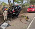 El accidente se registró ayer sábado en horas de la noche, luego de que el vehículo se estrellara contra un árbol a la orilla de la carretera. Fotografía tomada de redes sociales.