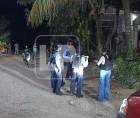 Una noche de terror se vivió ayer martes en la colonia Montefresco de la comunidad de El Pino, municipio de El Porvenir, Atlántida, donde un ataque armado perpetrado por sujetos desconocidos cobró la vida de dos mujeres y dejó a tres hombres gravemente heridos.