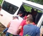 Los heridos fueron sacados del vehículo por otros pasajeros. Imagen de redes sociales.