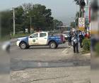 Un sangriento ataque registrado en las primeras horas de este jueves dejó como saldo una persona muerta y otra gravemente herida. El hecho criminal ocurrió en el Bulevar del Norte, una de las arterias viales más transitadas de San Pedro Sula. Debido al suceso, la vía fue cerrada temporalmente, lo que ha provocado un fuerte congestionamiento vehicular en la zona.