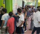 Fotografía del 7 de diciembre de 2025 de personas en la jornada de votación, en San Antonio de Flores, El Paraíso (Honduras). EFE/